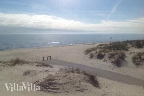 Stranden i närheten av lyxhus 222.