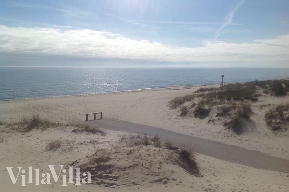 Stranden i närheten av lyxhus 222.