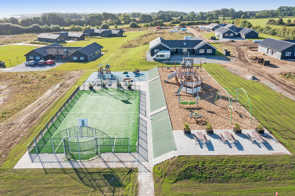 Till den trevliga sommarstugan nr 631 i Sydjylland erbjuds en mängd utomhusaktiviteter, t.ex. lektorn och gungor