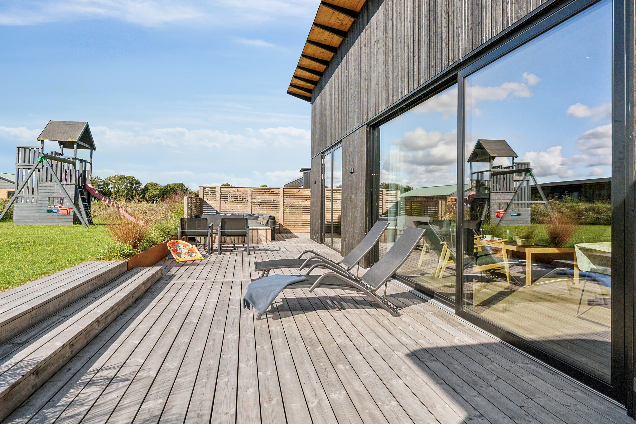 Njut av en grillkväll på terrassen i lyxstuga nr 925 i Limfjorden