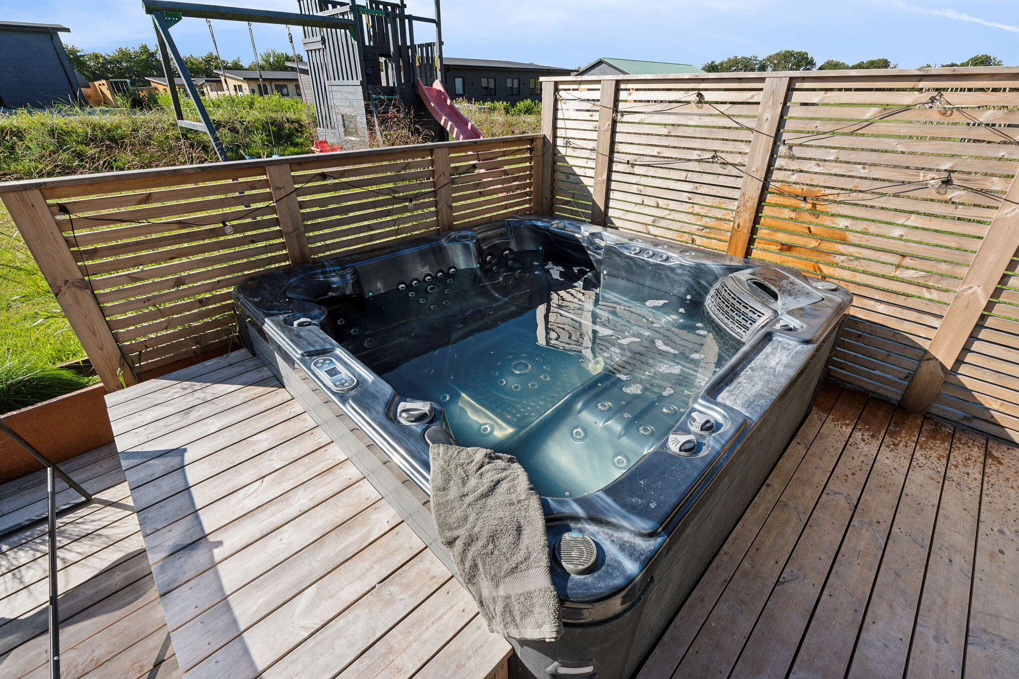 Njut av spabadets värme i lyxstuga nr 925 i Limfjorden