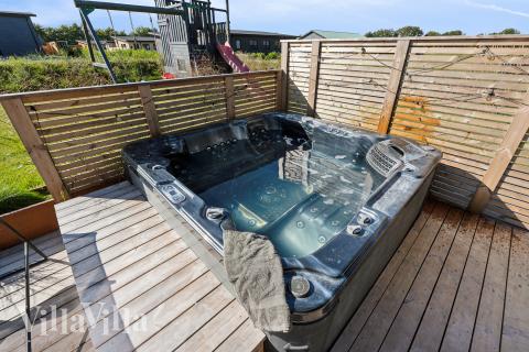 Njut av spabadets värme i lyxstuga nr 925 i Limfjorden