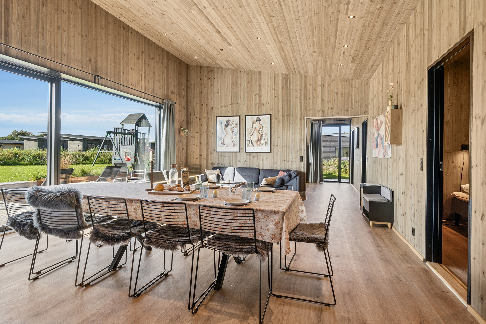 Det stora ljusa vardagsrummet i lyxstuga nr 925 för 12.