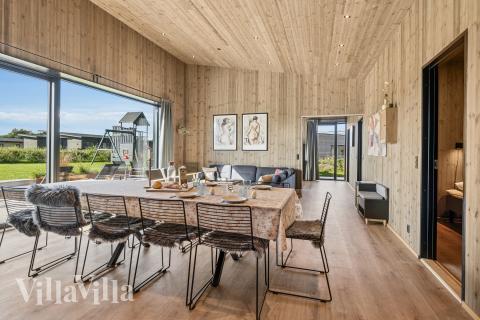 Det stora ljusa vardagsrummet i lyxstuga nr 925 för 12.