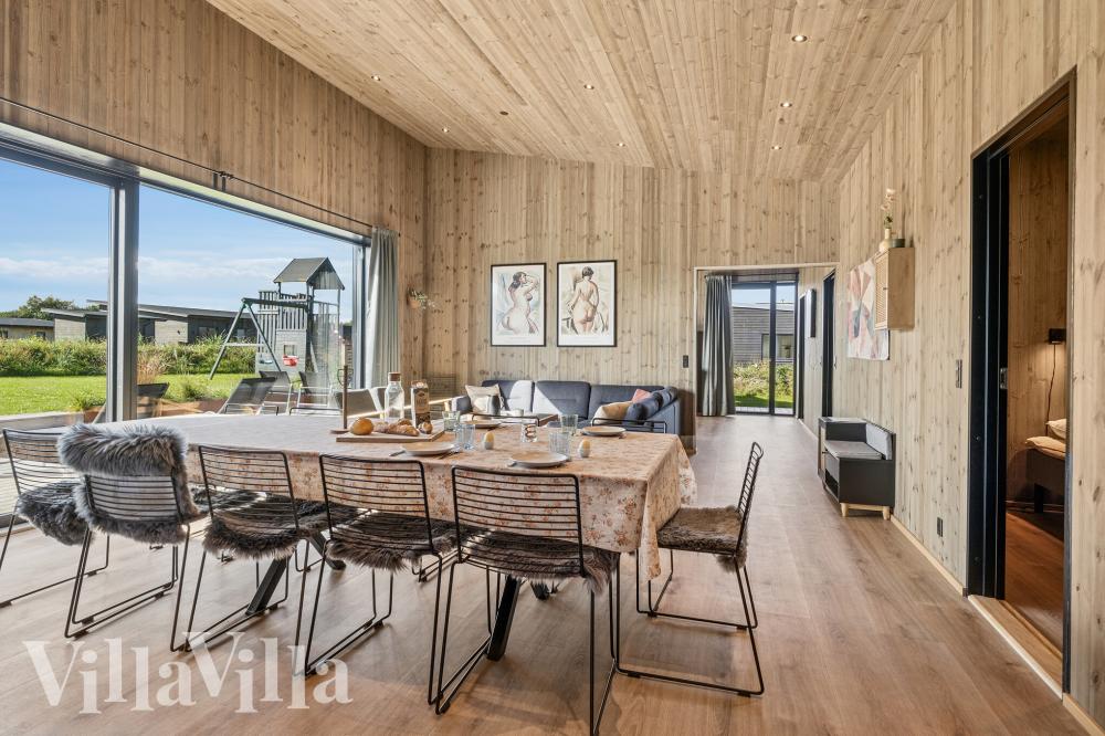 Det stora ljusa vardagsrummet i lyxstuga nr 925 för 12.