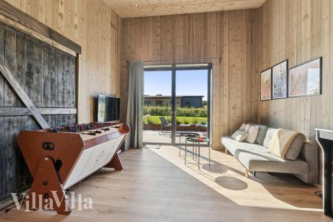 Förutom de många timmar som du kan tillbringa i stugans poolavdelning erbjuder lyxstuga 925 även biljard, bordtennis och dart