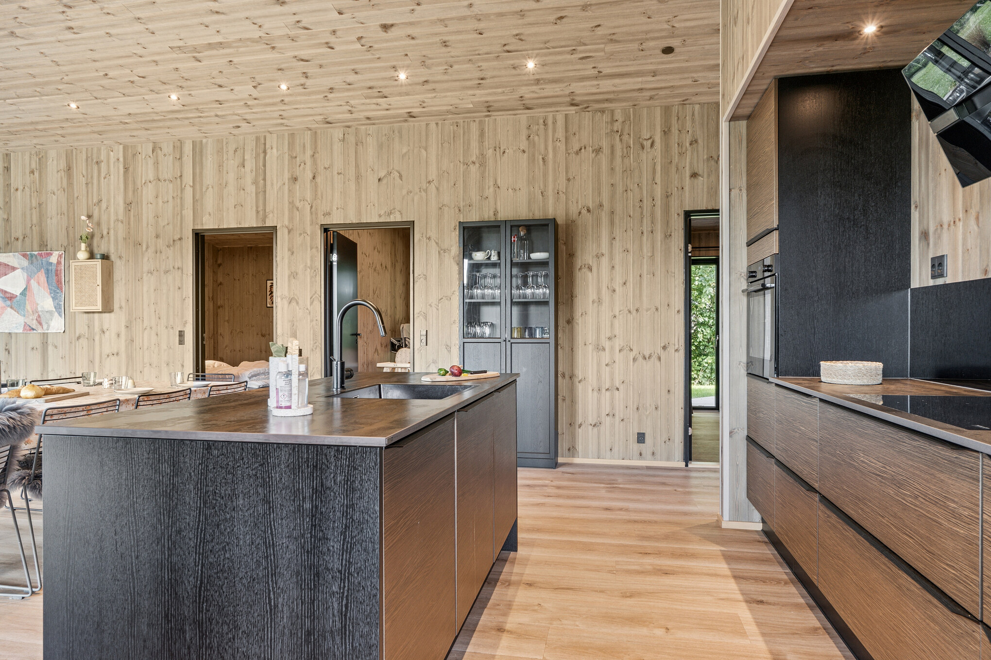 Köket i lyxstuga nr 925 är utrustat så att ni kan laga mat till 12 personer.