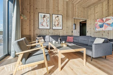 Soffhörnan i lyxstuga 925 i Limfjorden.