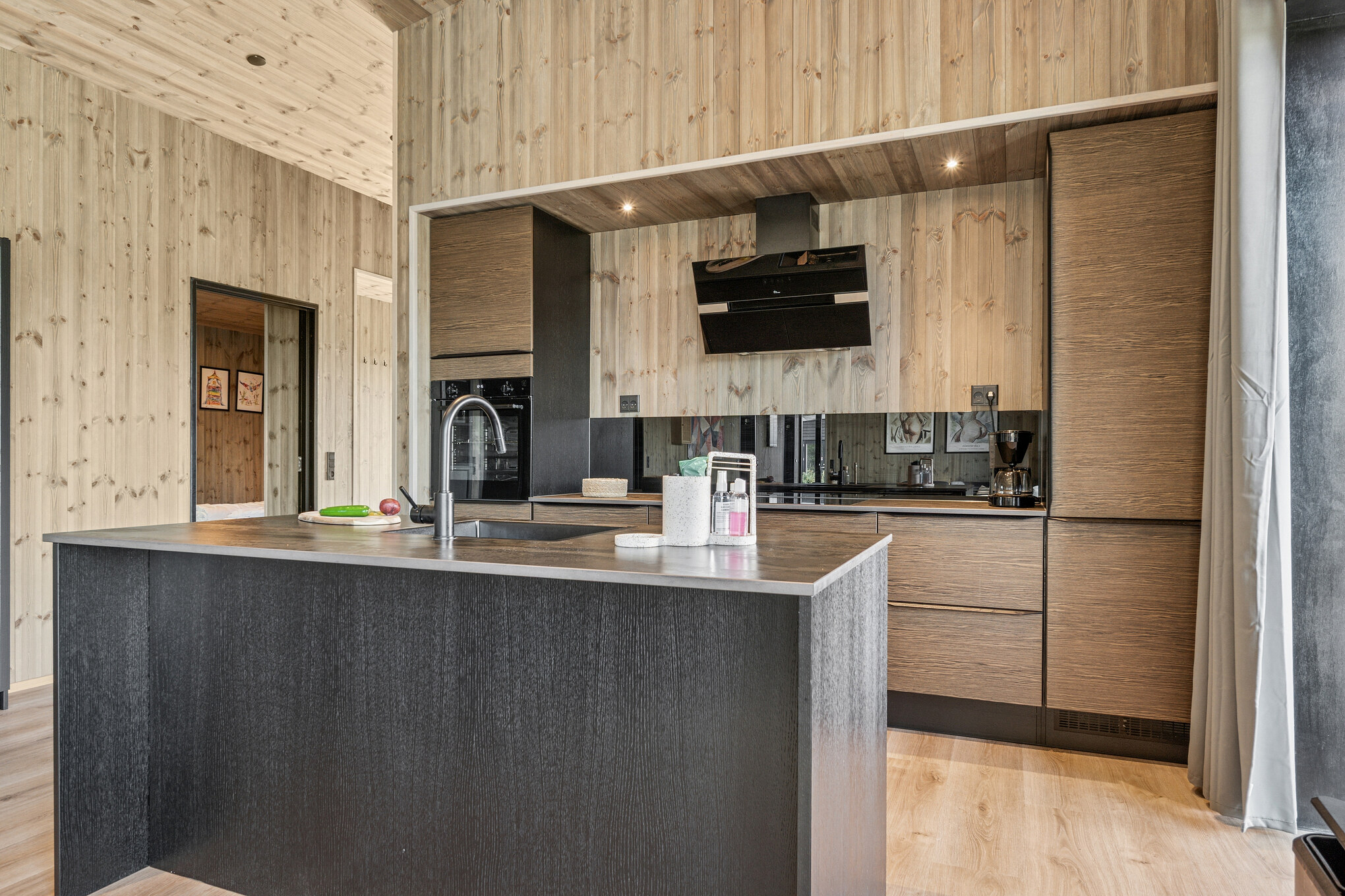 Köket i lyxstuga nr 925 är generöst inrett.