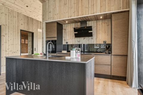 Köket i lyxstuga nr 925 är generöst inrett.