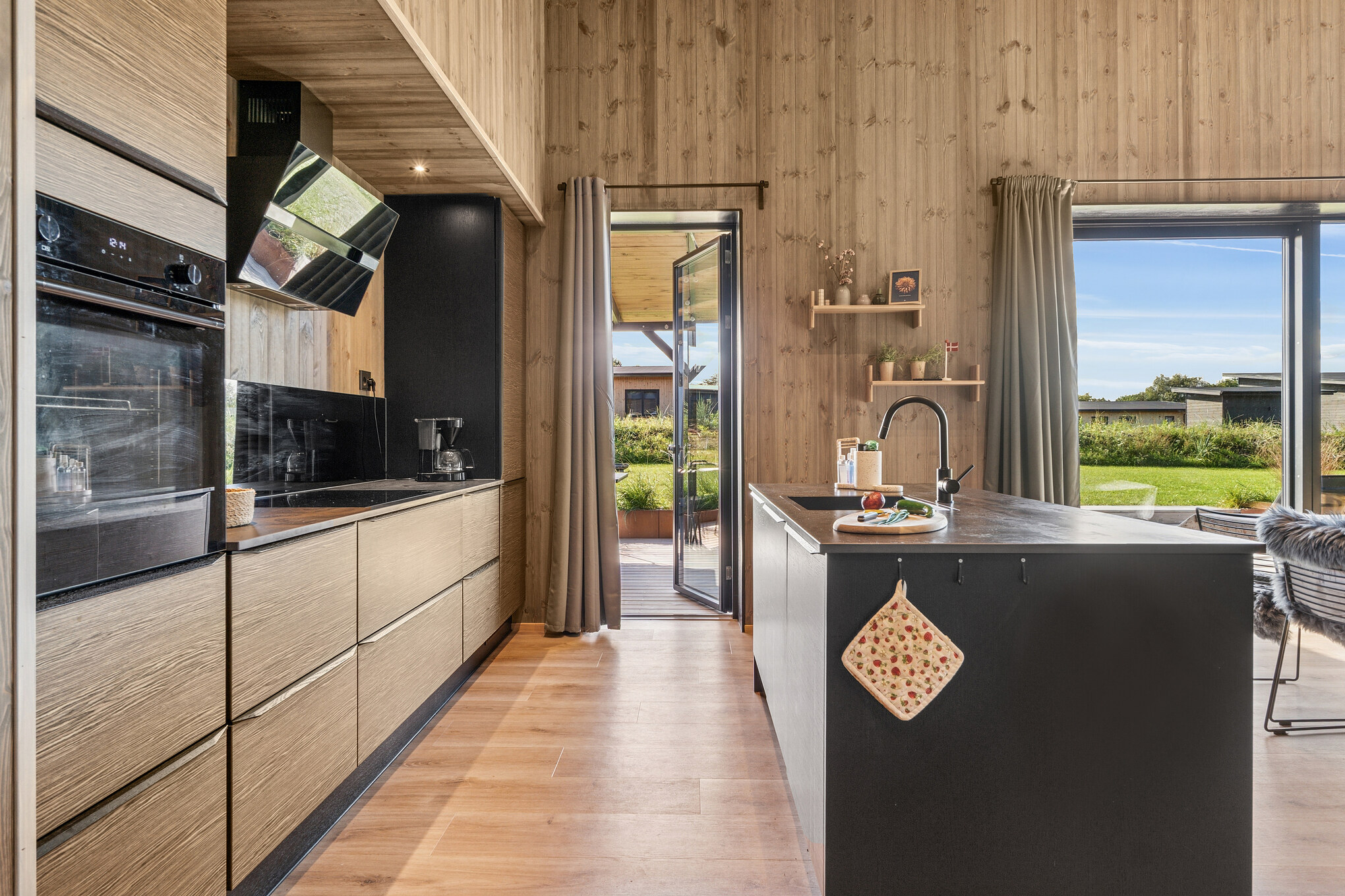 Välinrett kök i lyxstuga nr 925 i Limfjorden.