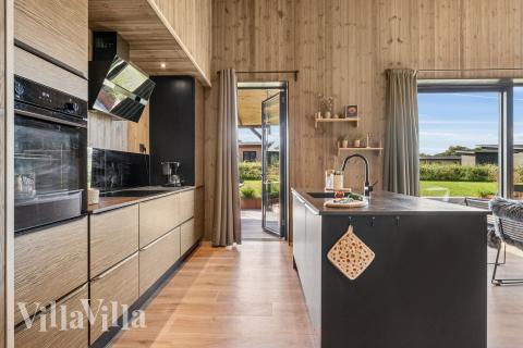 Välinrett kök i lyxstuga nr 925 i Limfjorden.