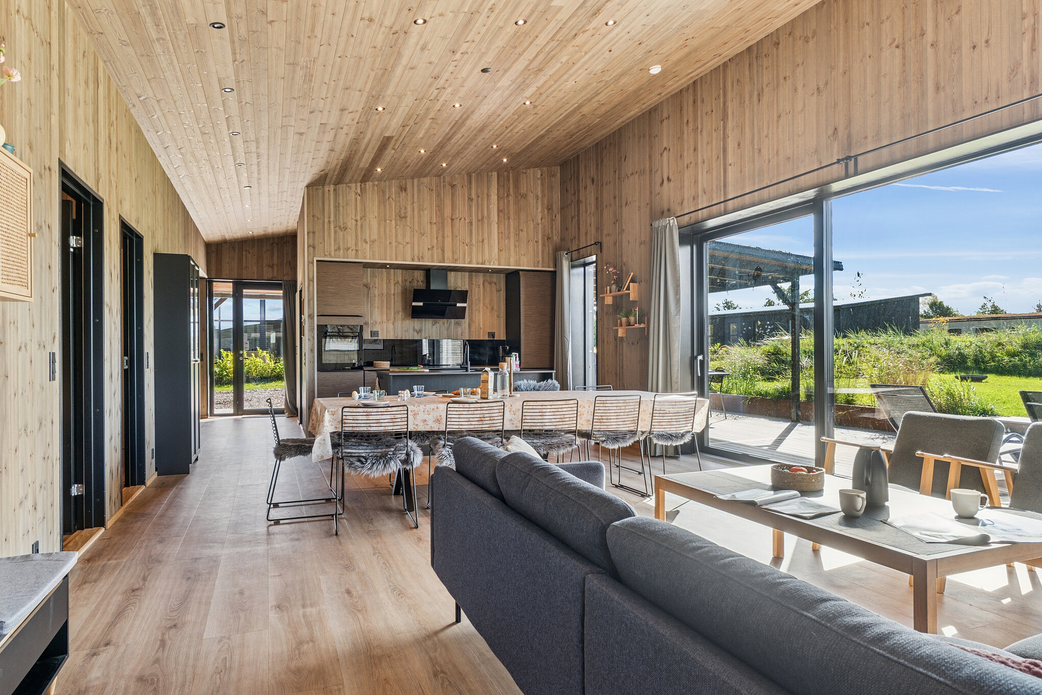 Vardagsrummet i lyxstuga nr. 925 har plats för 12 personer.