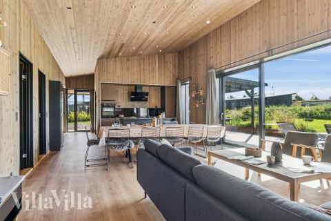 Vardagsrummet i lyxstuga nr. 925 har plats för 12 personer.