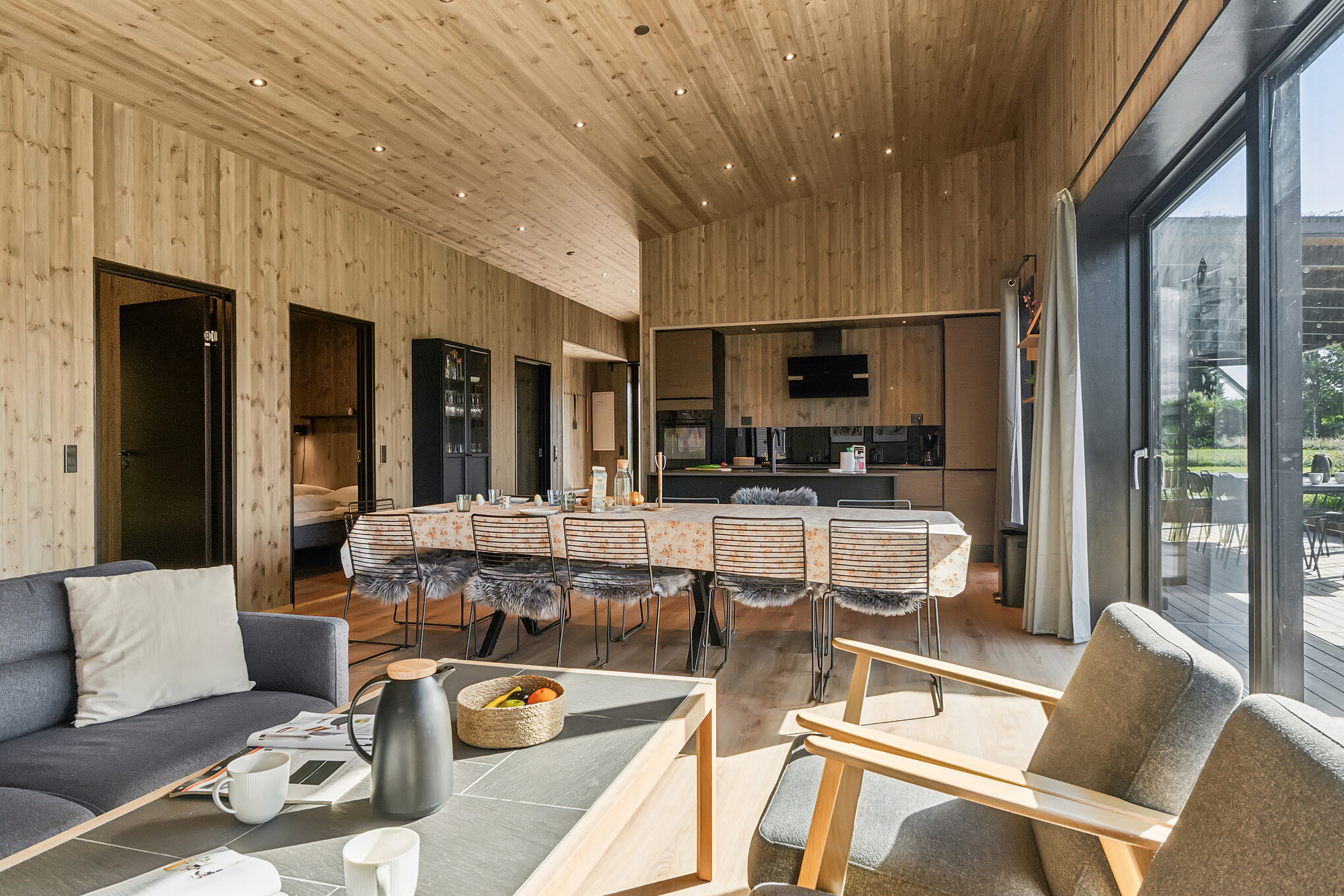 Ni kan sitta 12 personer tillsammans i vardagsrummet när ni besöker lyxhus nr 925 i Limfjorden.