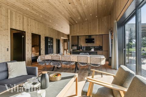 Ni kan sitta 12 personer tillsammans i vardagsrummet när ni besöker lyxhus nr 925 i Limfjorden.