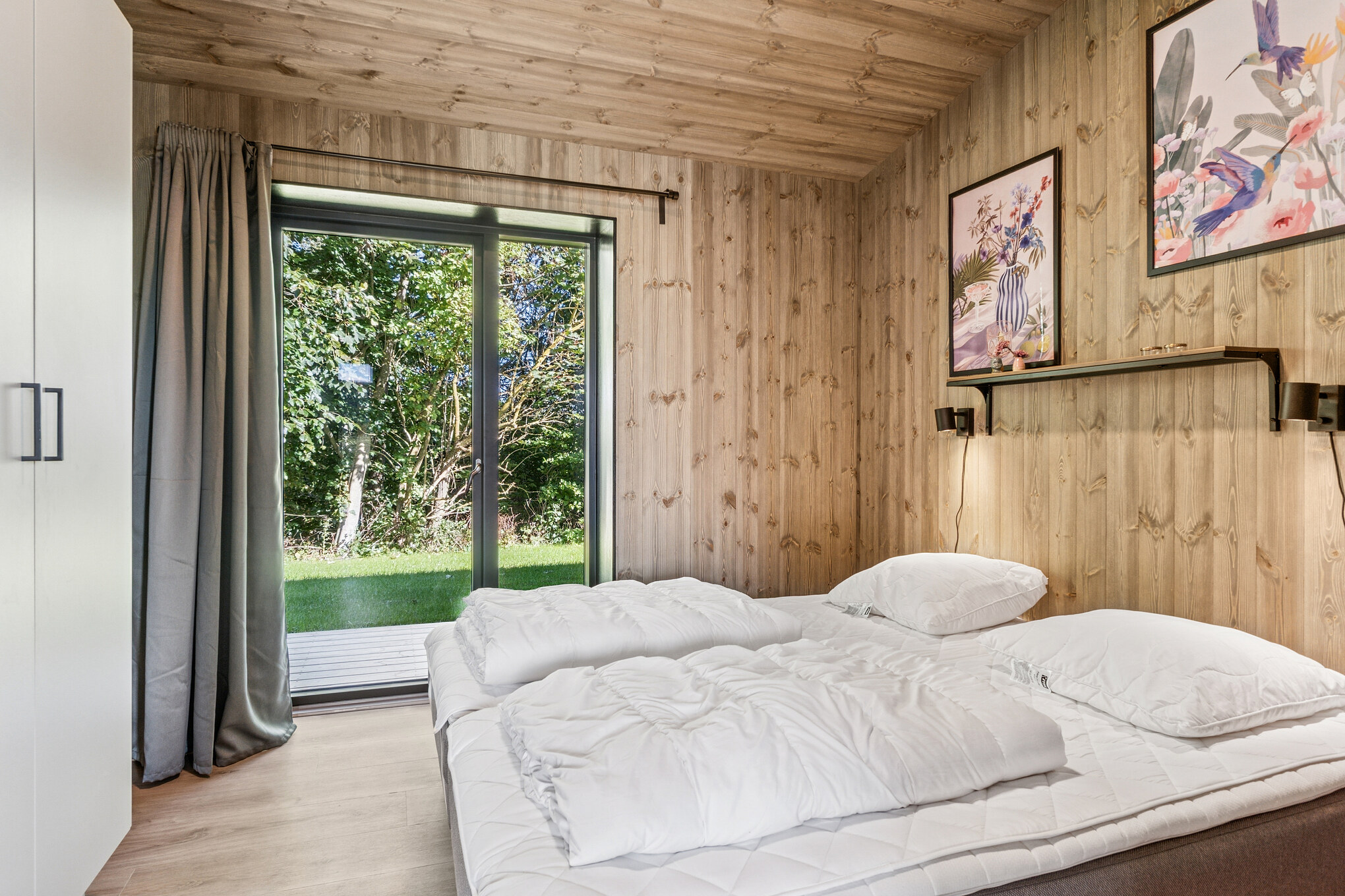 Ett av de 5 utmärkta sovrummen i lyxstuga nr 925 i Limfjorden.