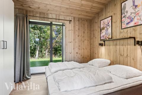 Ett av de 5 utmärkta sovrummen i lyxstuga nr 925 i Limfjorden.