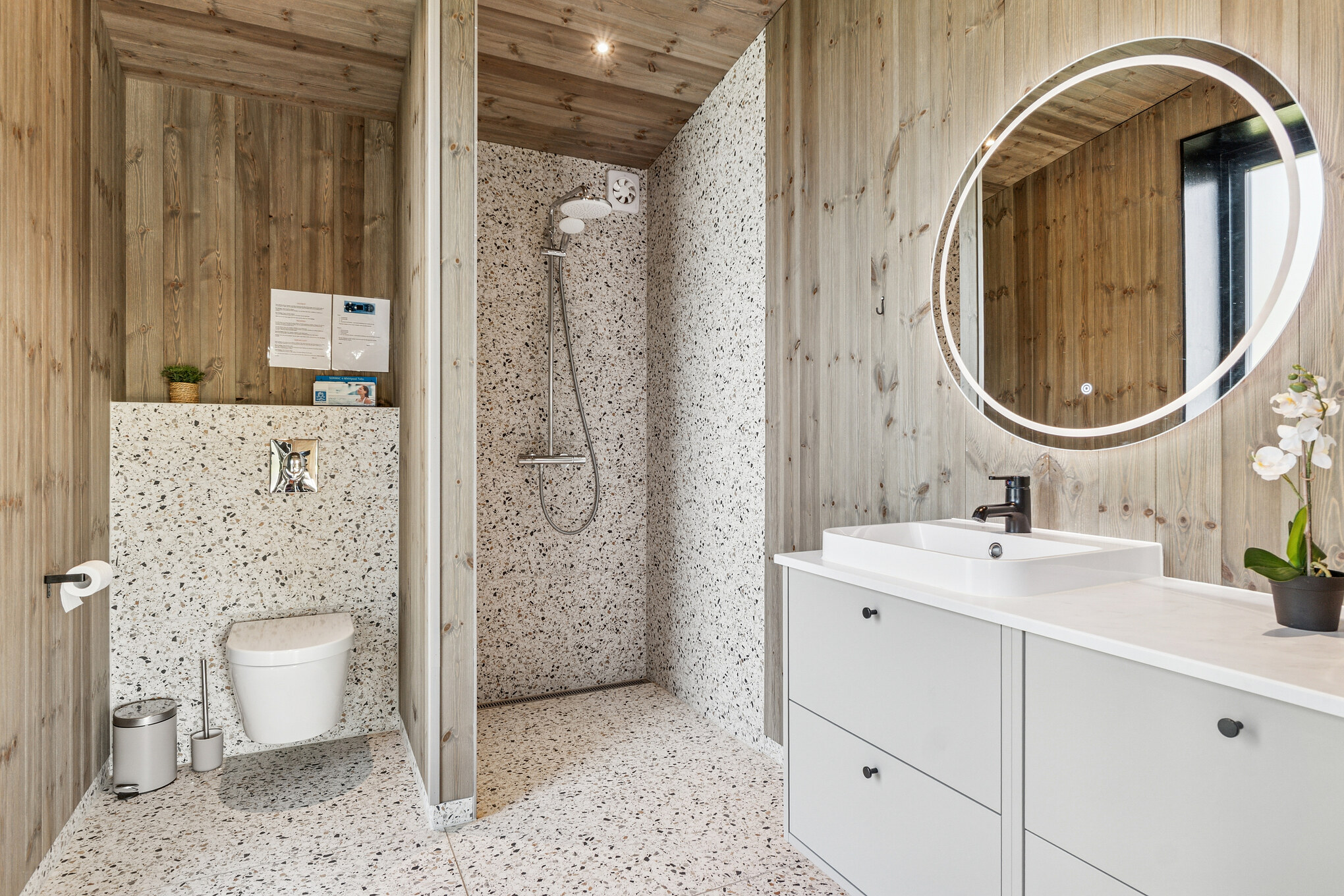 Ett duschrum finns i lyxstuga nr 925 för 12 personer.