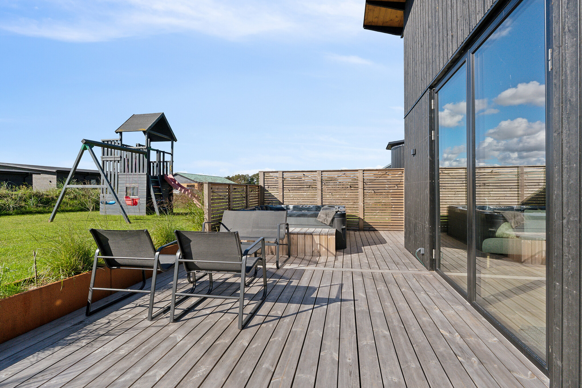 På terrassen i sommarhus nr 925 finns det plats för upp till 12 gäster.