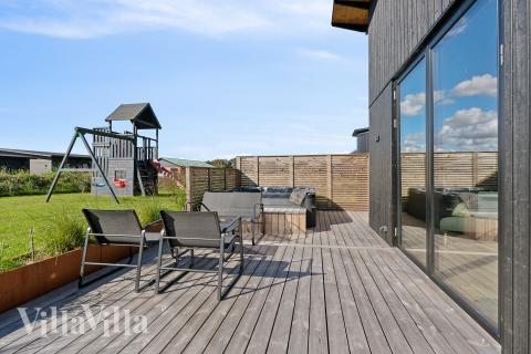 På terrassen i sommarhus nr 925 finns det plats för upp till 12 gäster.