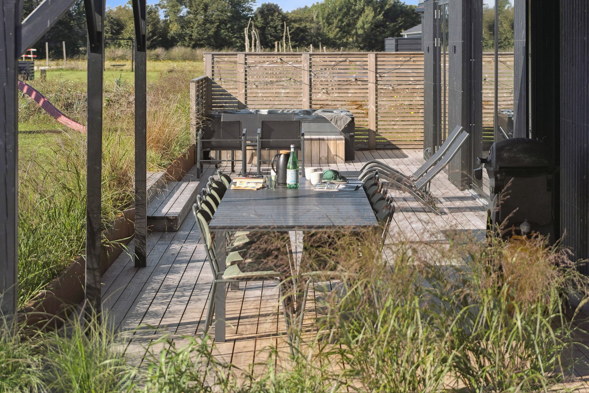 Lyxstuga nr 925 har en härlig terrass med sköna trädgårdsmöbler för 12 personer.
