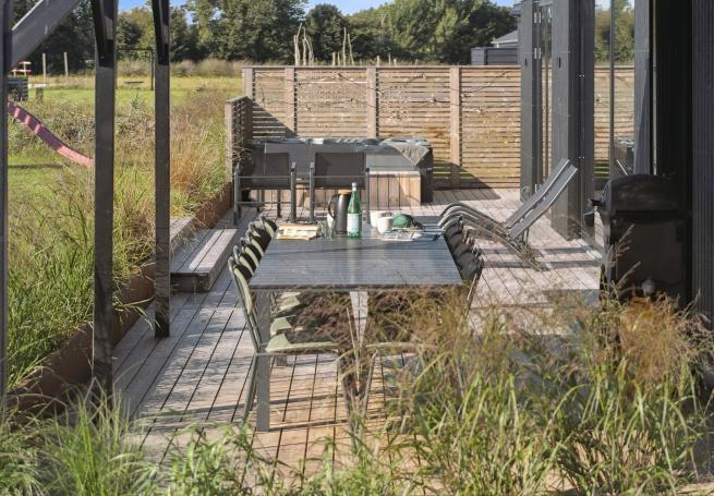 Lyxstuga nr 925 har en härlig terrass med sköna trädgårdsmöbler för 12 personer.