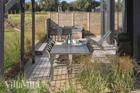 Lyxstuga nr 925 har en härlig terrass med sköna trädgårdsmöbler för 12 personer.