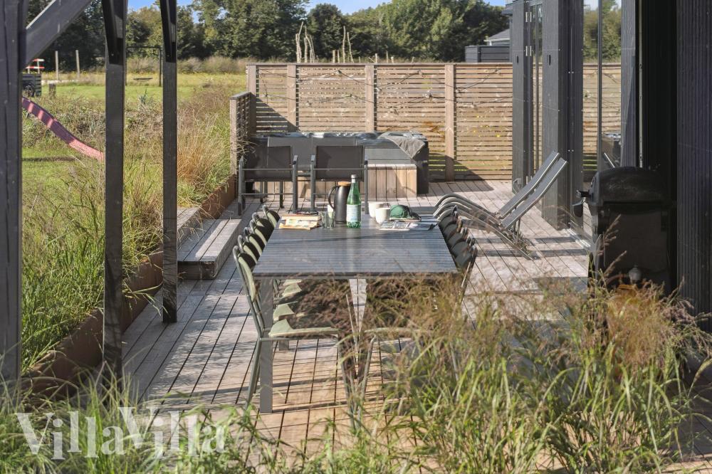 Lyxstuga nr 925 har en härlig terrass med sköna trädgårdsmöbler för 12 personer.