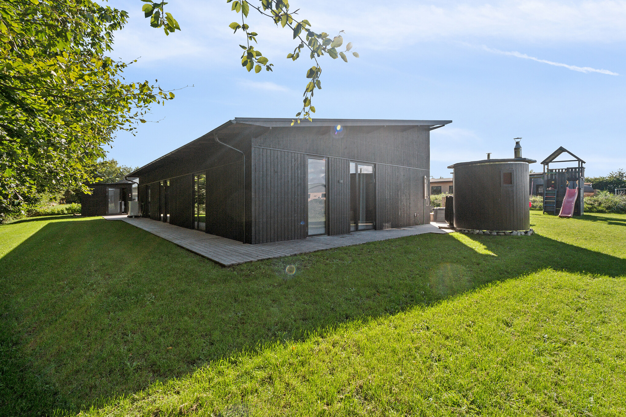 Den behagliga spastugan nr 925 med plats för 12 personer ligger i Limfjorden