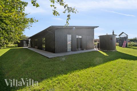 Den behagliga spastugan nr 925 med plats för 12 personer ligger i Limfjorden