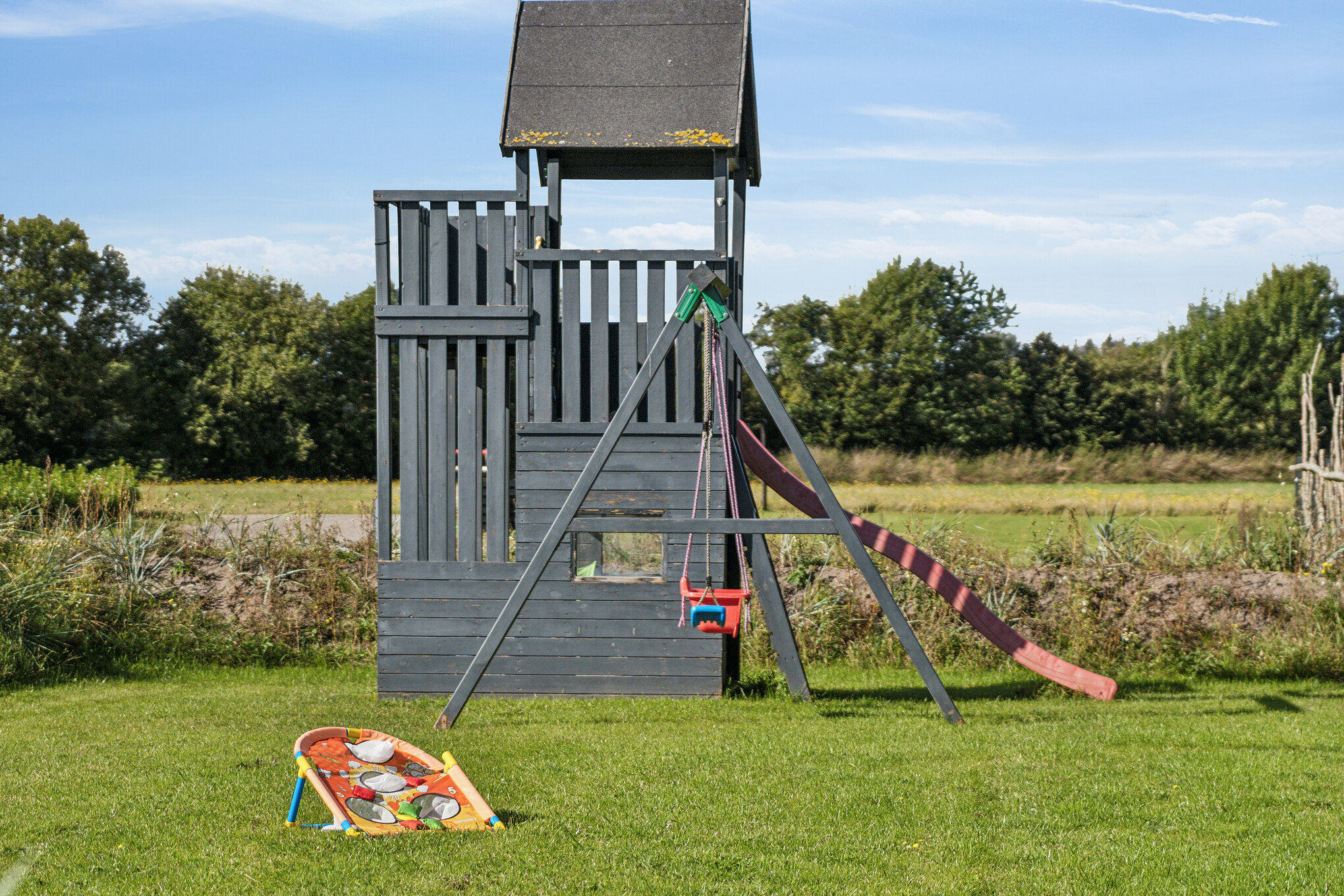 Till den trevliga sommarstugan nr 925 i Limfjorden erbjuds en mängd utomhusaktiviteter, t.ex. lektorn och gungor