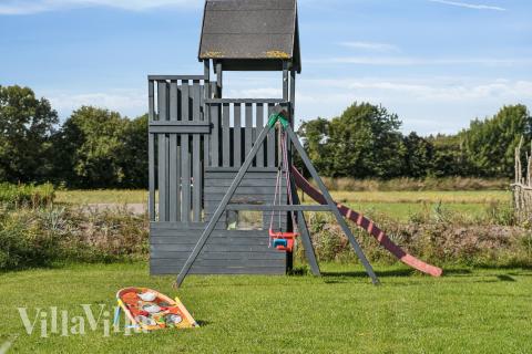 Till den trevliga sommarstugan nr 925 i Limfjorden erbjuds en mängd utomhusaktiviteter, t.ex. lektorn och gungor