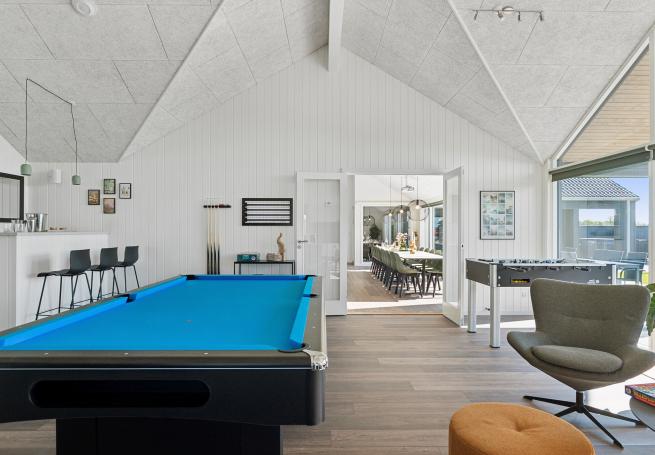 Förutom de många timmar som du kan tillbringa i stugans poolavdelning erbjuder lyxstuga 673 även biljard, bordtennis och dart