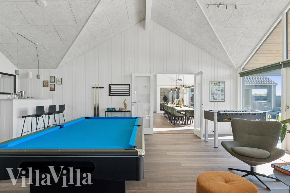 Förutom de många timmar som du kan tillbringa i stugans poolavdelning erbjuder lyxstuga 673 även biljard, bordtennis och dart