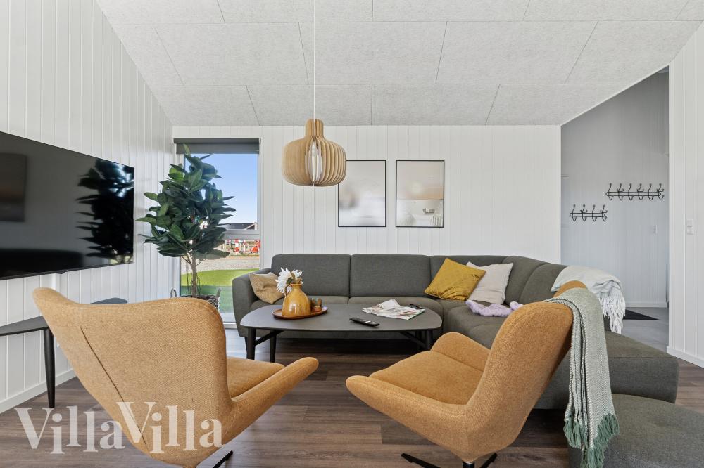 I soffhörnan i lyxstuga 673 i Fyn och öar kan ni spela brädspel eller titta på film tillsammans.