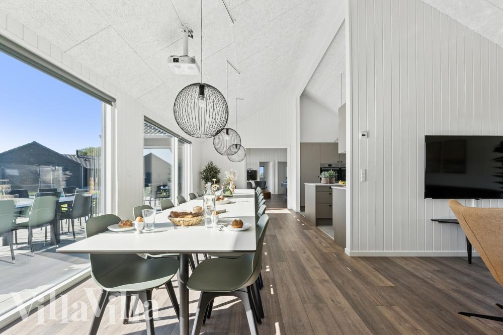 Det stora ljusa vardagsrummet i lyxstuga nr 673 för 20.