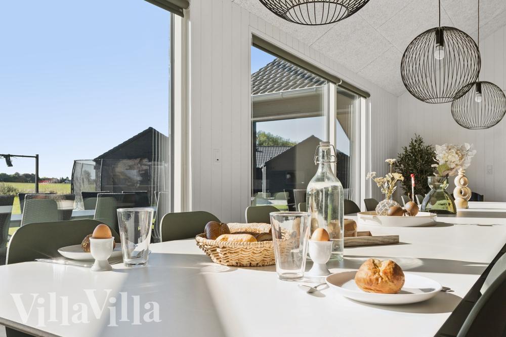 Vardagsrummet i lyxstuga nr. 673 har plats för 20 personer.