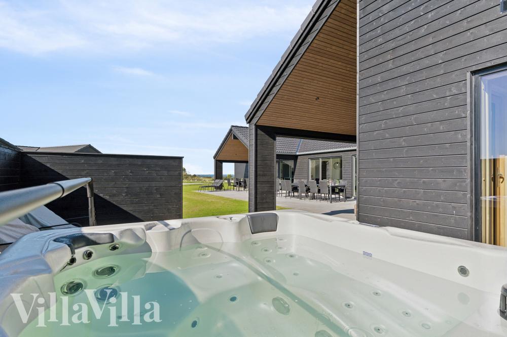 Njut av spabadets värme i lyxstuga nr 673 i Fyn och öar