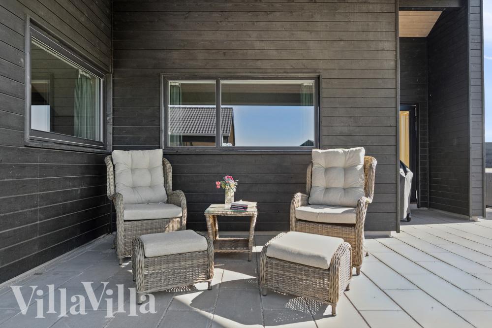 Lyxstuga nr 673 har en härlig terrass med sköna trädgårdsmöbler för 20 personer.