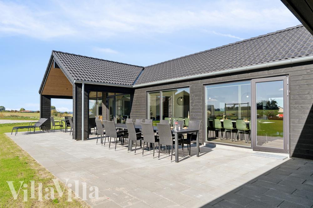 På terrassen i sommarhus nr 673 finns det plats för upp till 20 gäster.