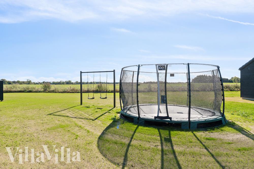 Till den trevliga sommarstugan nr 673 i Fyn och öar erbjuds en mängd utomhusaktiviteter, t.ex. lektorn och gungor