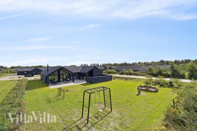 Den praktfulla poolstugan nr 698 med plats för 14 personer ligger i Vestjylland