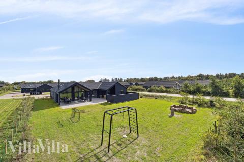 Den praktfulla poolstugan nr 698 med plats för 14 personer ligger i Vestjylland