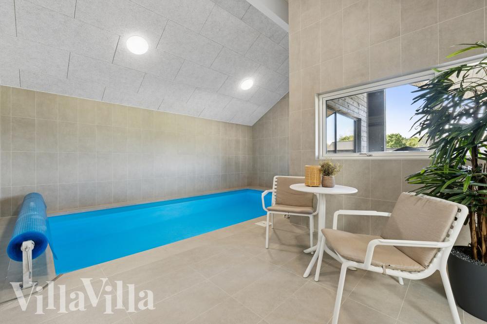 Sommarstuga 698 är inredd med en smakfull poolavdelning som har vattenrutschbana, ett stort inbyggt spapad och bastu