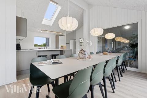 Det stora ljusa vardagsrummet i lyxstuga nr 698 för 14.