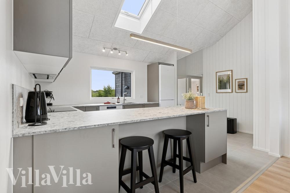 Köket i lyxstuga nr 698 är utrustat så att ni kan laga mat till 14 personer.