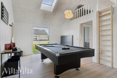 Lyxstuga 698 för 14 personer har ett stort aktivitetsrum med bl.a. biljard och dart