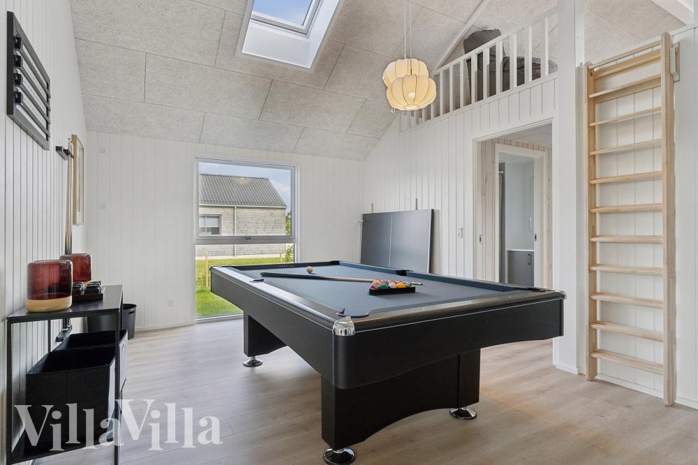 Lyxstuga 698 för 14 personer har ett stort aktivitetsrum med bl.a. biljard och dart