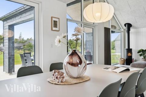 Vardagsrummet i lyxstuga nr. 698 har plats för 14 personer.